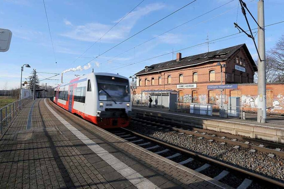 Die Erzgebirgsbahn, derzeit zwar mit Triebwagen der Citybahn unterwegs, hält seit vier Jahren nicht mehr in Chemnitz-Hilbersdorf. Politiker fordern nun, den Stopp wieder einzulegen, um den Nahverkehr von und ins Gebirge attraktiver zu machen.