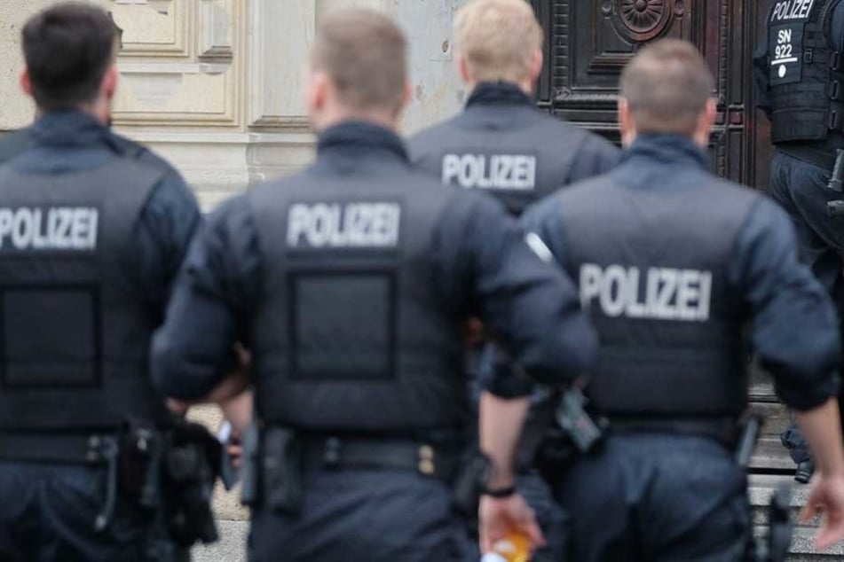 Polizisten überwältigen den Mann (Symbolfoto).