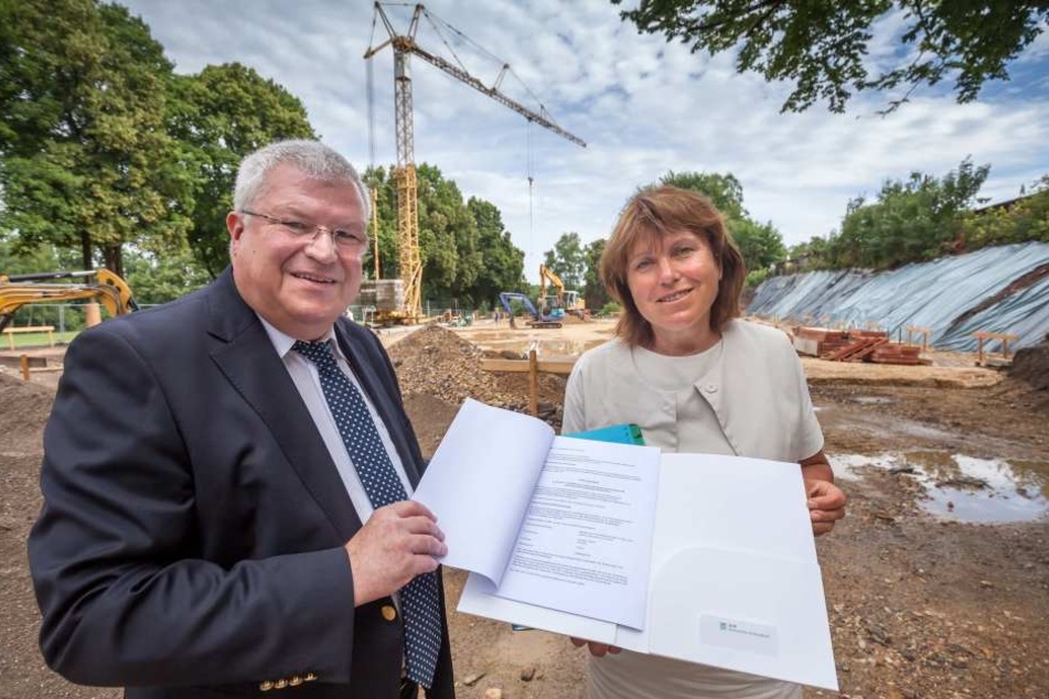 Umweltstaatssekretär Herbert Wolff und Zwickaus Oberbürgermeisterin Pia Findeiß (SPD).