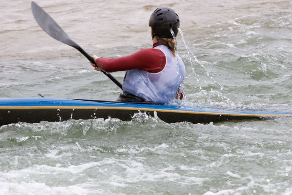 Ein Kanu-Fahrer hat einer Schwimmerin im Rhein vermutlich das Leben gerettet (Symbolbild).