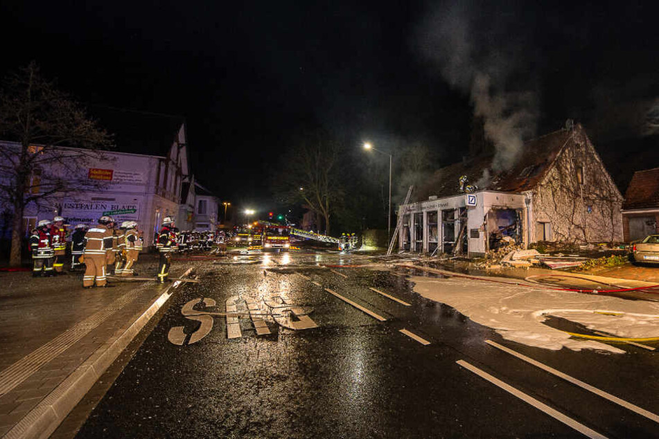 Die Explosion sorgte einen Großeinsatz aus. Die Lange Straße ist gesperrt.