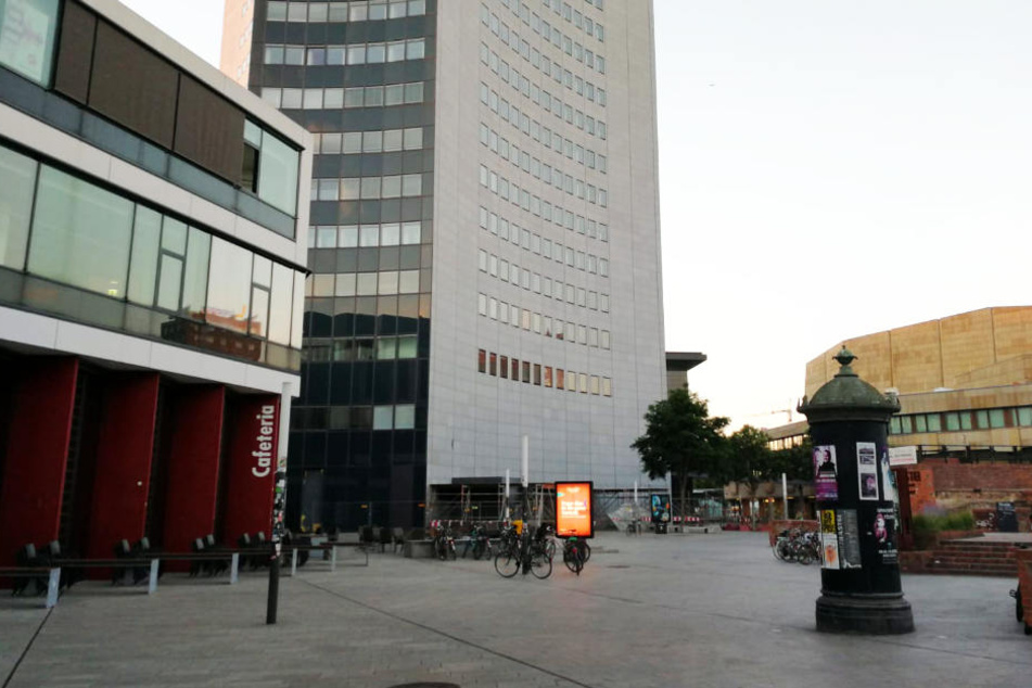 An dieser Stelle, zwischen der Uni-Mensa und der Moritzbastei, hat sich der brutale Angriff auf die Studentin ereignet.