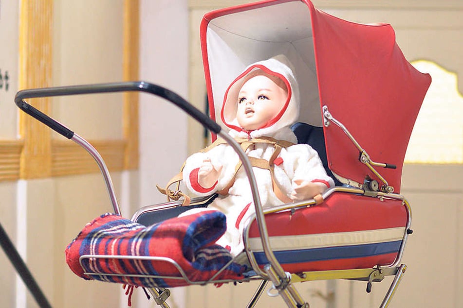 Kinderwagen
von Zekiwa aus
Zeitz - praktisch
jeder
DDR-Bürger ist
darin gefahren
worden. Auch
davon wird
sich Heidi
Dentler (54)
trennen.