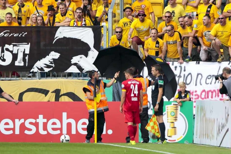 Beim DFB-Pokalspiel im August 2016 bekam Dominik Kaiser die "Zuneigung" der Dynamo-Fans zu spüren. Aber im Fußball ändern sich die Zeiten schnell...