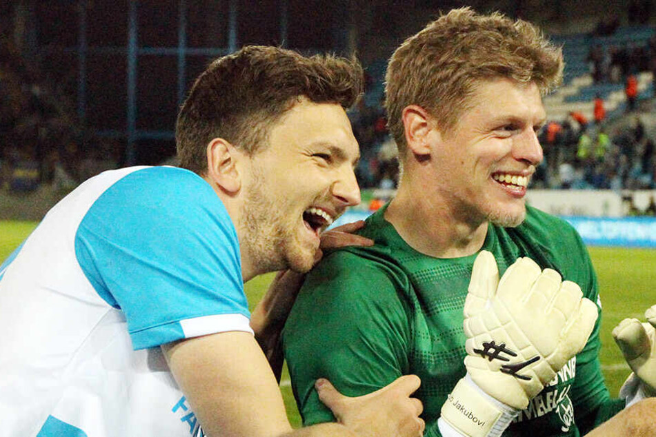 Die Pokalhelden Matti Langer (l.) und Jakub Jakubov freuen sich jetzt aufs Finale gegen Zwickau.