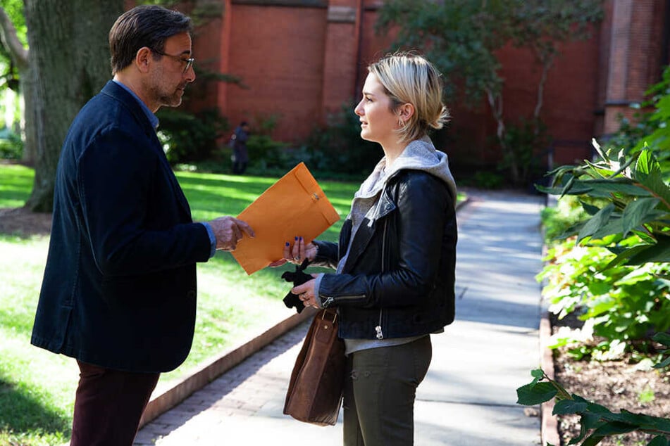 Angela Argo (r., Addison Timlin) beflügelt die Fantasie ihres Professors Ted Swenson (Stanley Tucci) mit erotischen Texten.