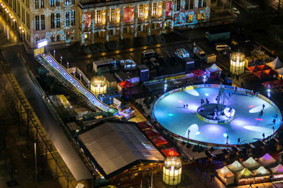 Der Leipziger Eistraum von oben. Den Mittelpunkt bildet eine im Durchmesser
35 Meter große Eislaufbahn.