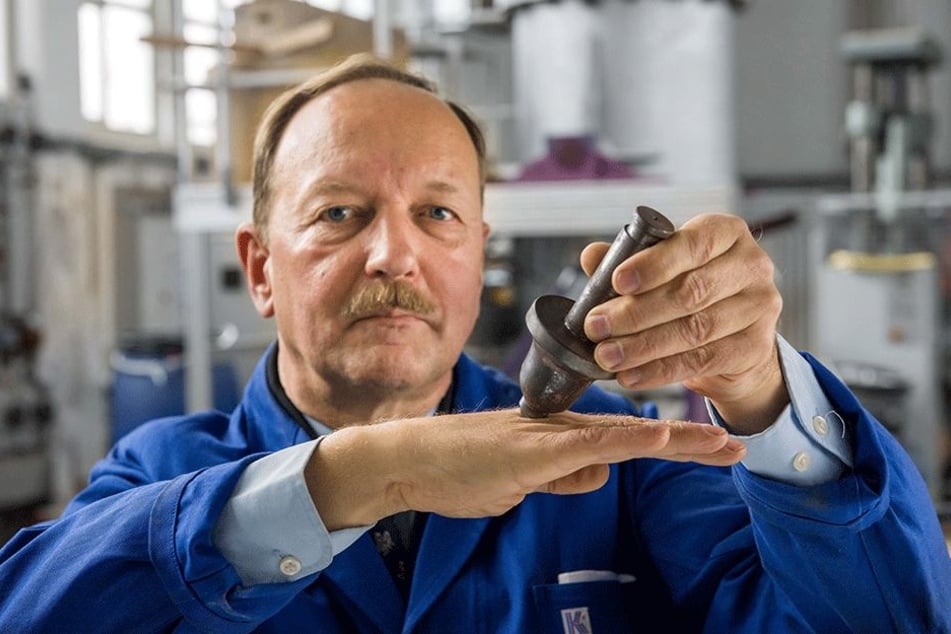 Rohstoffabbau ohne Sprengstoff: Prof. Dr. Carsten Drebenstedt von der Bergakademie Freiberg mit einem Meißel am Versuchsstand.