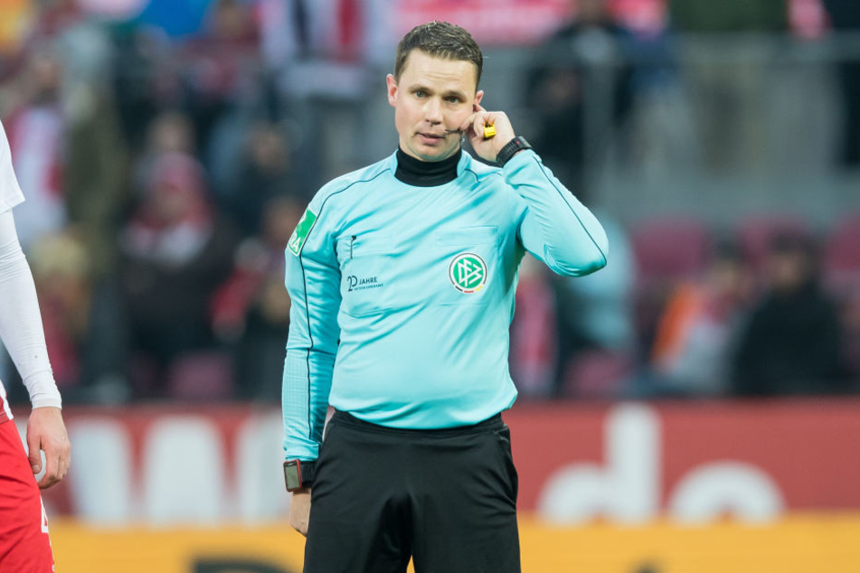 Schiedsrichter der Partie ist Dr. Robert Kampka. Unter ihm verloren die Roten Bullen noch kein Erst- oder Zweitligaspiel.