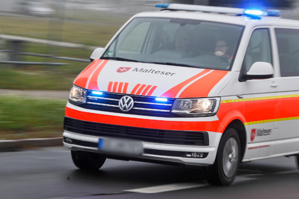 Der verletzte Mann musste ins Krankenhaus gebracht werden. (Symbolbild)