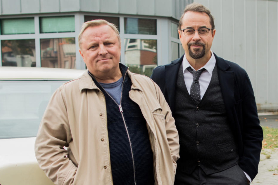 Jan Josef Liefers (r), und Axel Prahl stehen bei Dreharbeiten zum Tatort "Spieglein, Spieglein" (AT) vor der JVA Münster.