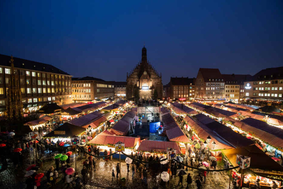 Trotz Regen kamen Tausende zur Eröffnung des Nürnberger Christkindlesmarkts.