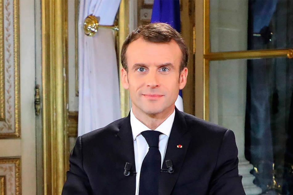 Der französische Präsident Emmanuel Macron lächelt vor seiner Fernsehansprache am Montag in Paris.