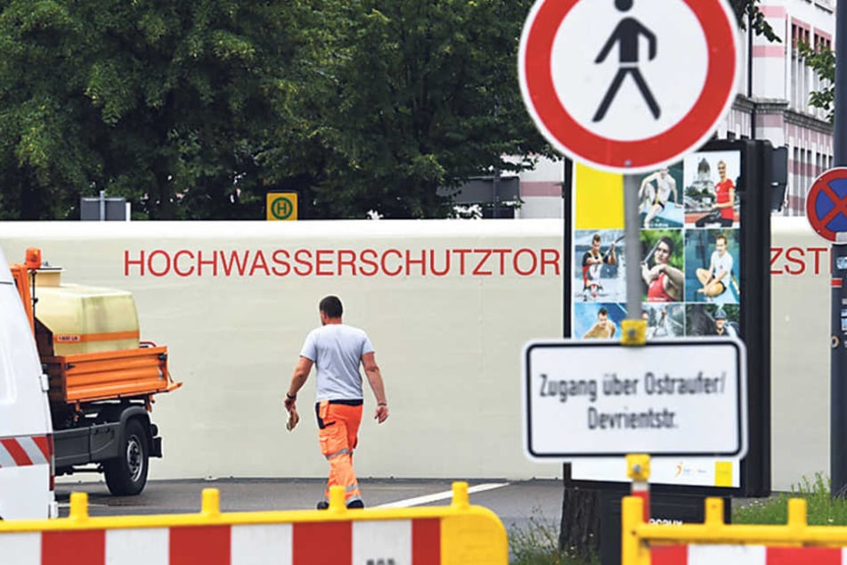 Während einer Übung wurde an der Brühlschen Gasse das drei mal zehn Meter
große mobile Fluttor aufgebaut.