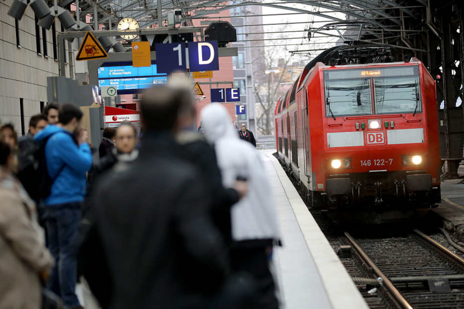 Bahnpendler müssen sich 2019 auf Einschränkungen durch Bauarbeiten im Großraum Köln einstellen (Symbolbild).