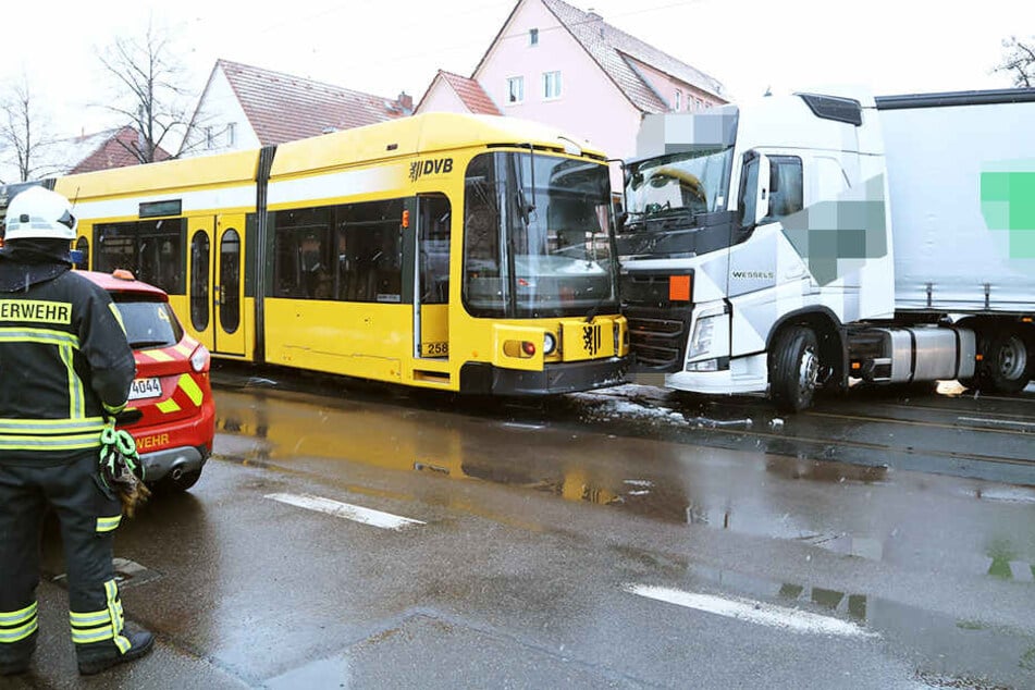Auf der Reicker Straße krachte ein Lkw in eine Straßenbahn.