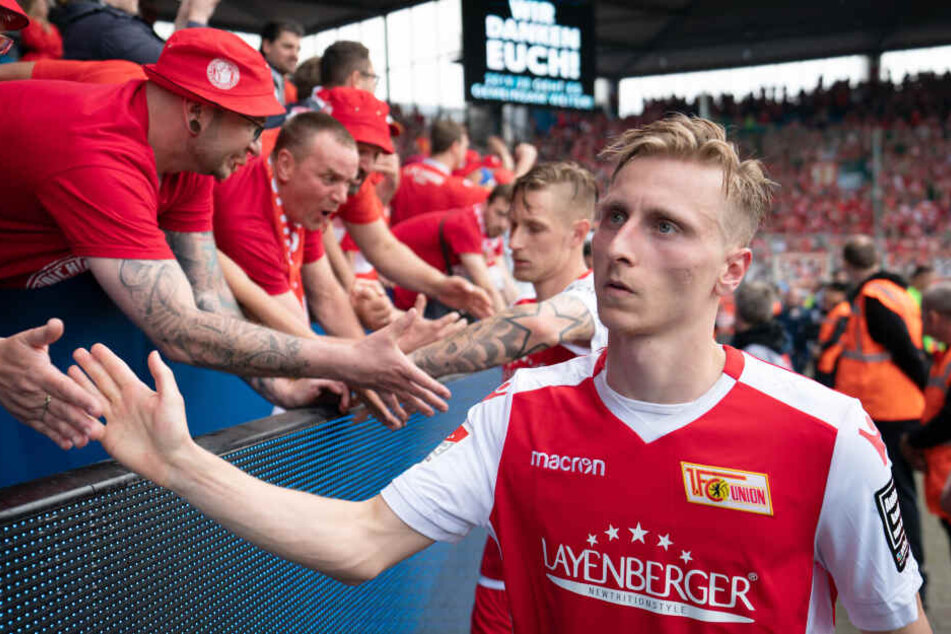 Joshua Mees und Sebastian Polter werden nach dem Spiel von ihren Fans aufgemuntert.