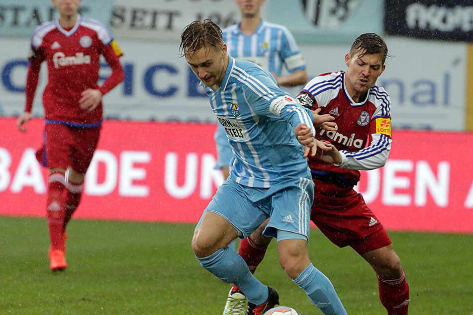 Björn Jopek (l.) im Hinspiel im Zweikampf mit Kiels Tim Siedschlag.