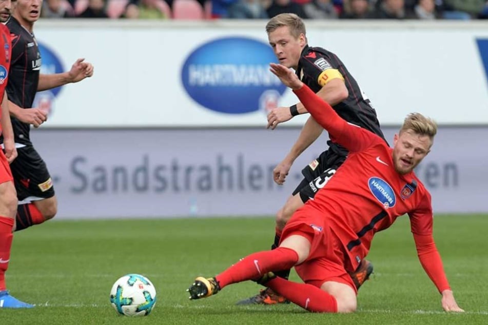 Heidenheims Marcel Titsch-Rivero (vorn) und Felix Kroos kämpfen um den Ball.