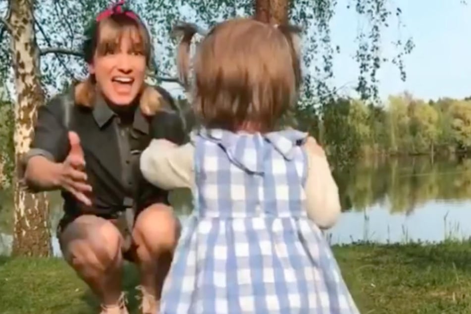 Isabell Horn kann es kaum glauben: Ihre kleine Ella kann schon laufen!