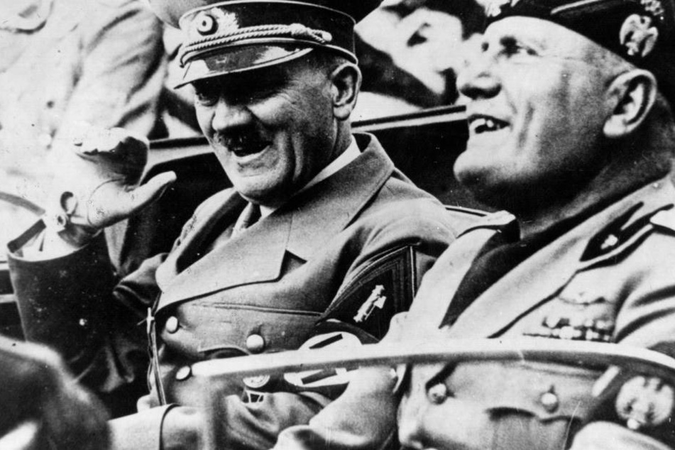 Benito Mussolini (r.) regierte Italien bis zum Jahr 1943