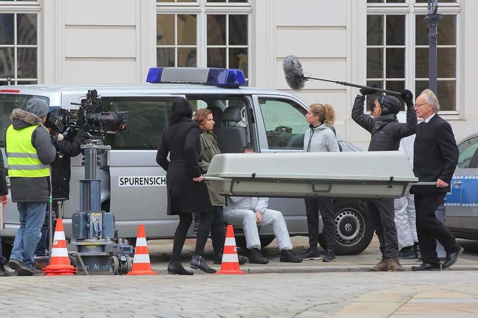 Platz da für die "Leiche"! Die TV-Kommissarinnen Karin Hanczewski (36, Mitte) und Cornelia Gröschel (30, 3.v.r.) vorm Kurländer Palais - der tote Wirt wird gerade abtransportiert.