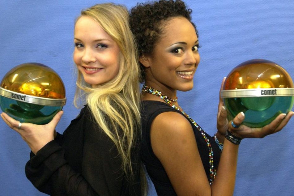 Die Viva-Moderatorinnen Janin Reinhardt (l.) und Milka Loff Fernandes präsentieren die COMET-Trophäe im Jahr 2002.