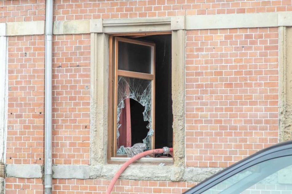 Durch den Brand entstand an dem Haus erheblicher Schaden, mehrere Scheiben gingen zu bruch.