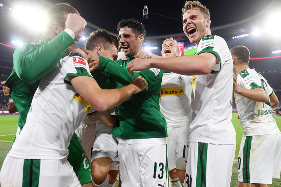 Die Spieler von Borussia Mönchengladbach bejubeln den Treffer zum 3:0-Endstand beim FC Bayern München.
