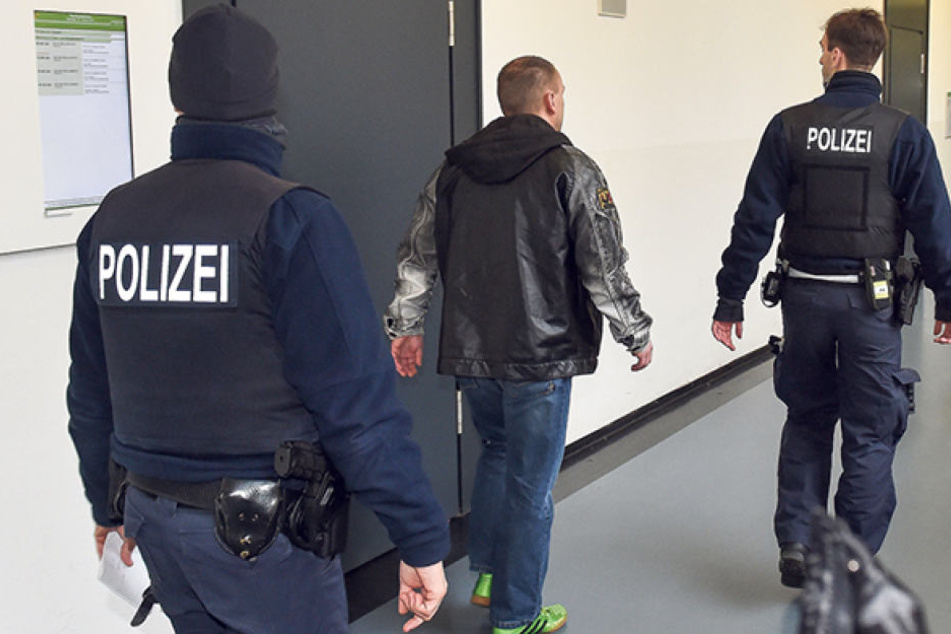Marcel K. (43) kam in Begleitung der Polizei ins Gericht.