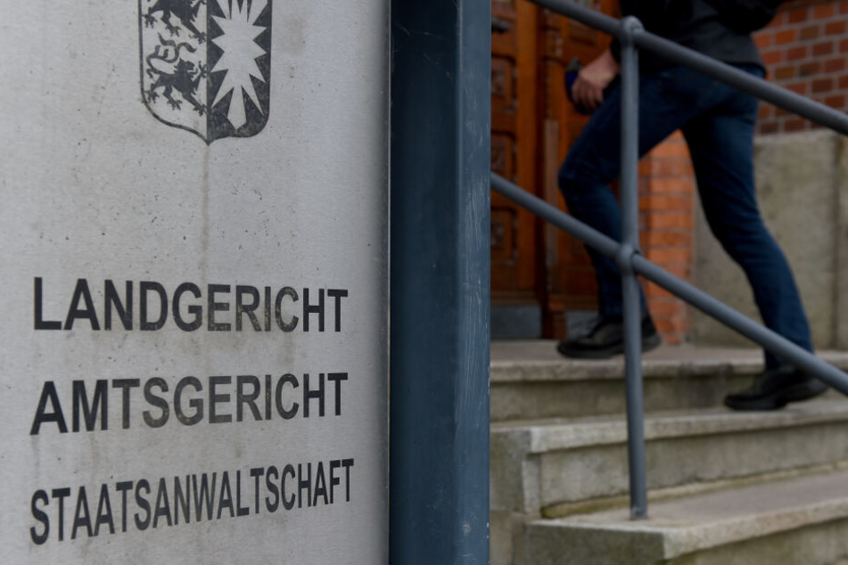 Schleswig-Holstein, Flensburg: Blick auf den Eingang zum Landgericht