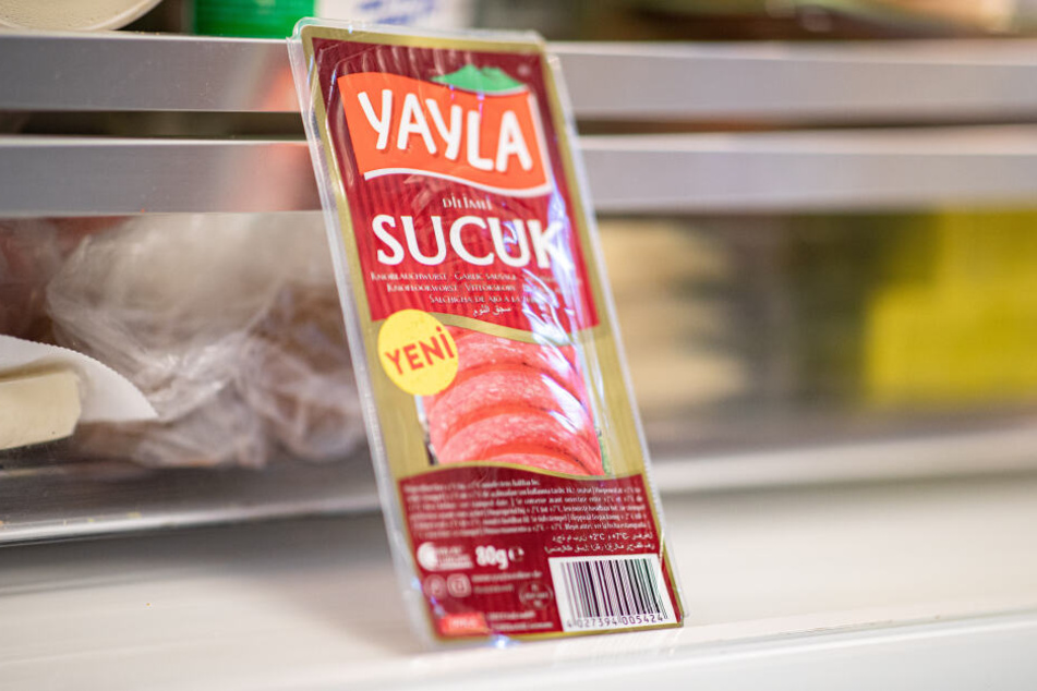 Eine Packung "Sucuk" liegt in der Unternehmenszentrale von Yayla in einem Kühlschrank.