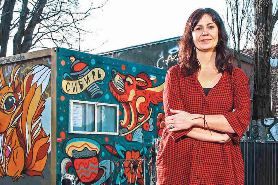 Sie hilft, wo sie kann: Die Neustadt-Kümmerin Manuela Möser (39) vor ihrem Büro-Container auf der Louisenstraße.