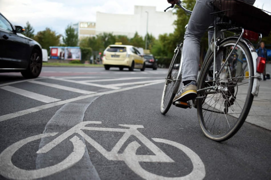 In Hamburg werden die Fahrradwege vermehrt auf die Straße verlagert.