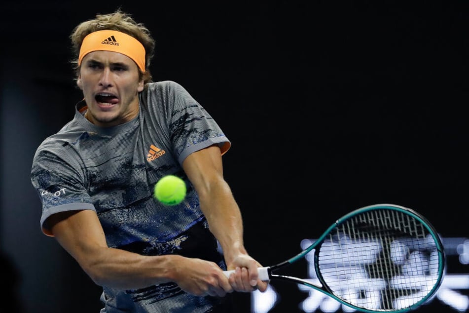 Alexander Zverev konzentriert sich auf den Ball.