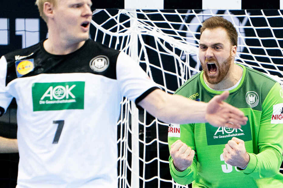 Deutschlands Torhüter Andreas Wolff (r.) bejubelt eine seiner vielen Glanzparaden in der zweiten Halbzeit, auch Patrick Wiencek freut sich.