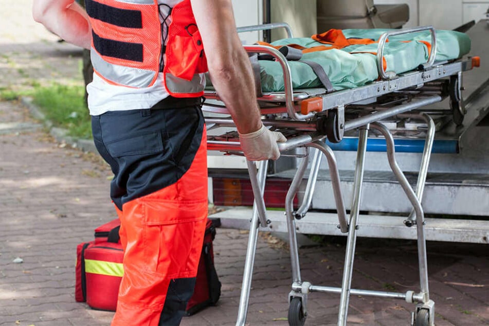 Der Beifahrer des verstorbenen 18-Jährigen musste schwer verletzt ins Krankenhaus gebracht werden. (Symbolbild)