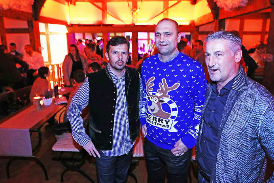 Die Geschäftsführer Samir Arabi (Sport) und Gerrit Meinke (Finanzen) mit Cheftrainer Jürgen Kramny.