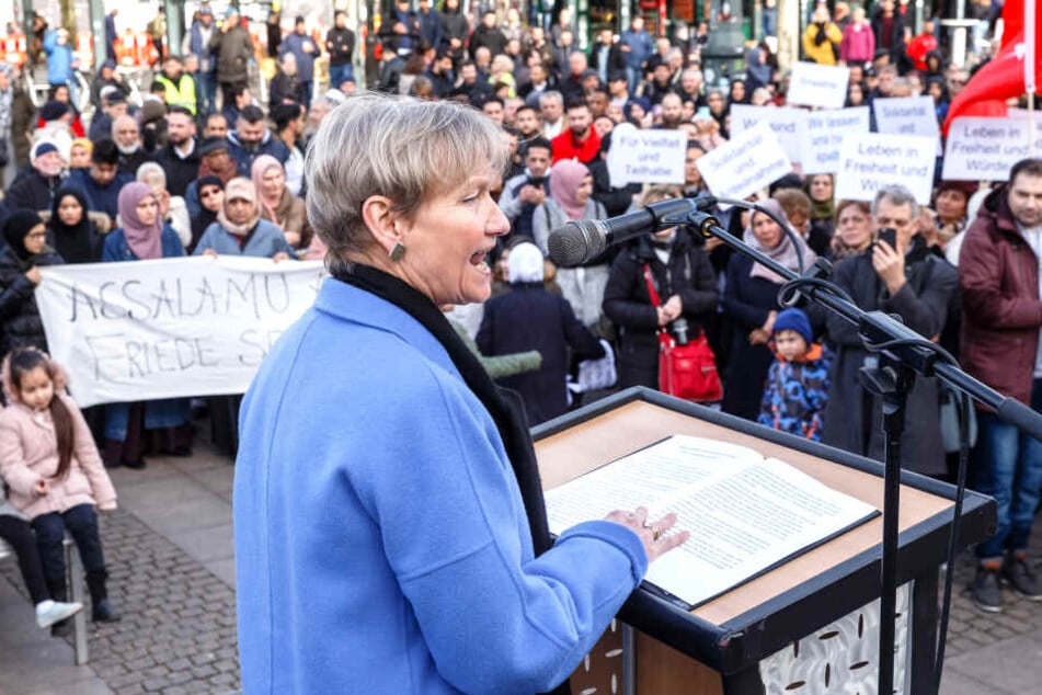 Die evangelische Bischöfin Kirsten Fehrs spricht auf dem Rathausmarkt in Hamburg auf einer Friedenskundgebung für die Christchurch-Opfer, zu der der Rat der islamischen Gemeinschaften aufgerufen hatte.