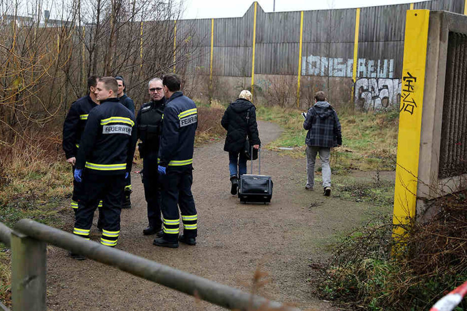 In Dresden-Cotta wurde am Freitag eine Leiche gefunden, die Polizei ermittelt, die Feuerwehr war auch vor Ort.