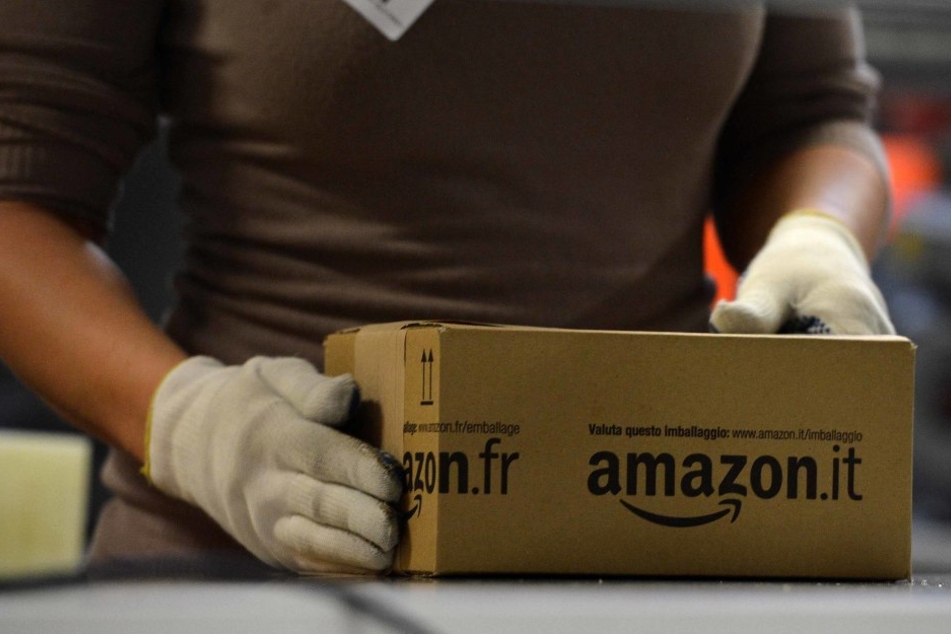 "Grüße von Onkel Adolf": Diese erschreckende Nachricht fand eine Amazon-Kundin in ihrem Päckchen.