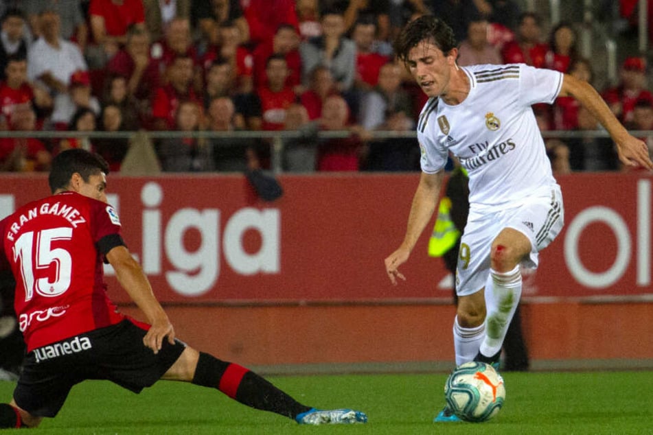 FC Bayern leiht Alvaro Odriozola von Real Madrid aus.