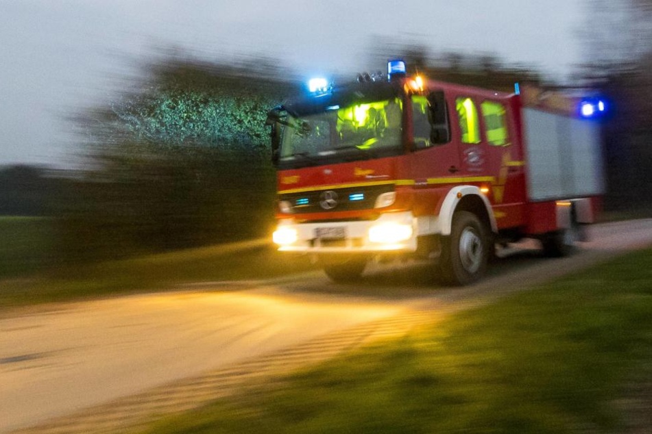 Das Auto fing Feuer, der Fahrer hatte keine Chance. (Symbolbild Feuerwehr)