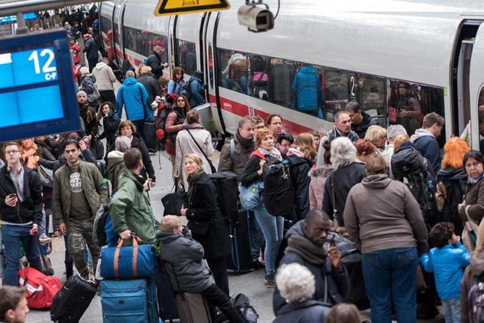 Überall in Deutschland vielen Züge aus. Tausende Reisende saßen auf Bahnhöfen fest.