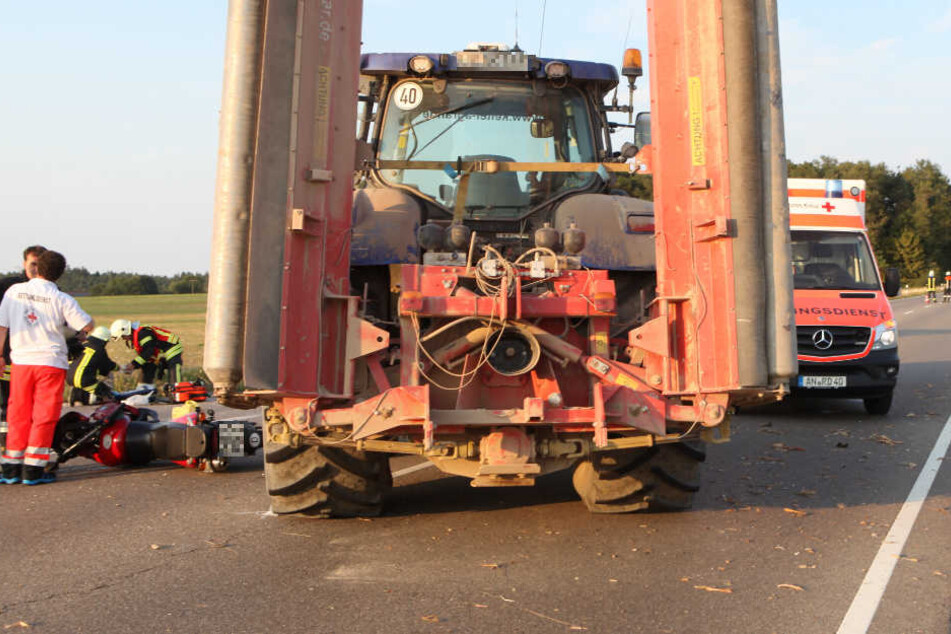 Ein 79 Jahre alter Motorradfahrer wurde von einem Traktor erfasst.