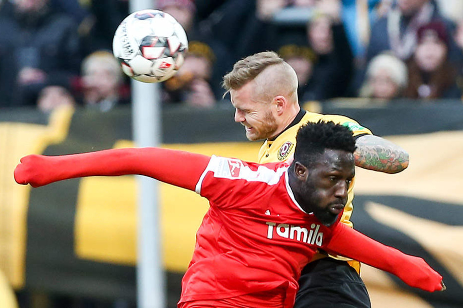 Auch gegen körperlich größere Angreifer wie hier Kiels Kingsley Schindler (vorn) macht Dynamos Abwehrmann Brian Hamalainen mittlerweile eine gute Figur.