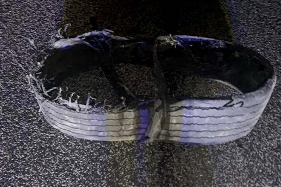 Der völlig zerfetzte Reifen nach der Unfall-Serie.