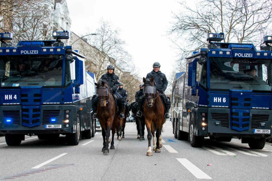 Die Polizei musste Wasserwerfer gegen Randalierer einsetzen. (Symbolbild)