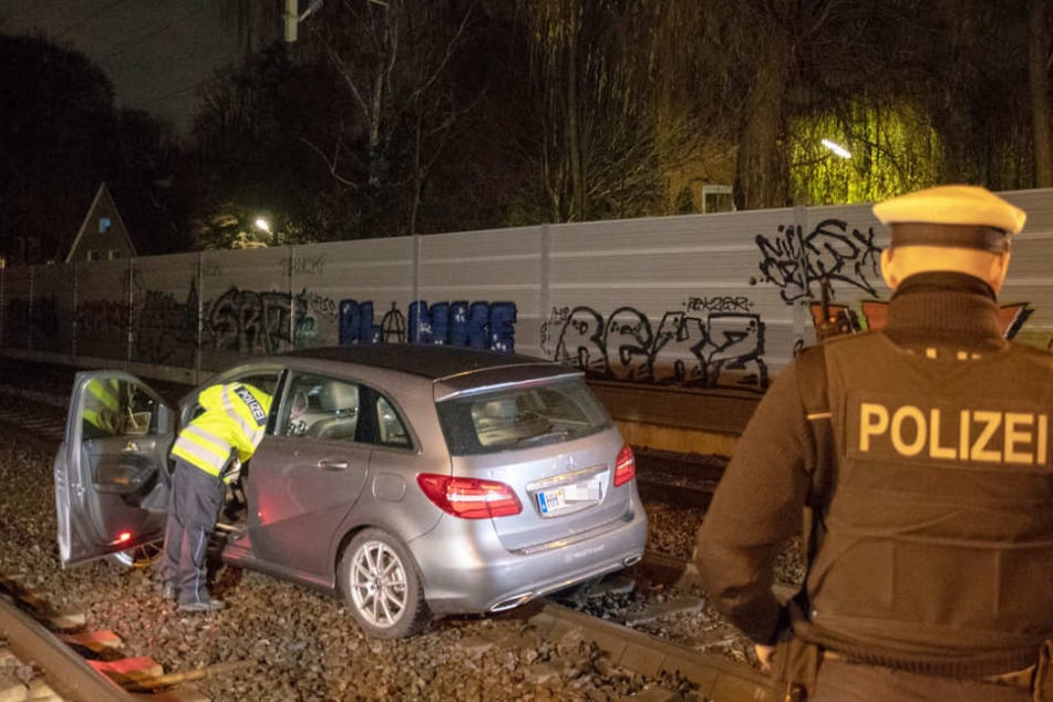 Das Auto blieb nach dem Fahrfehler auf dem Gleisbett stehen.