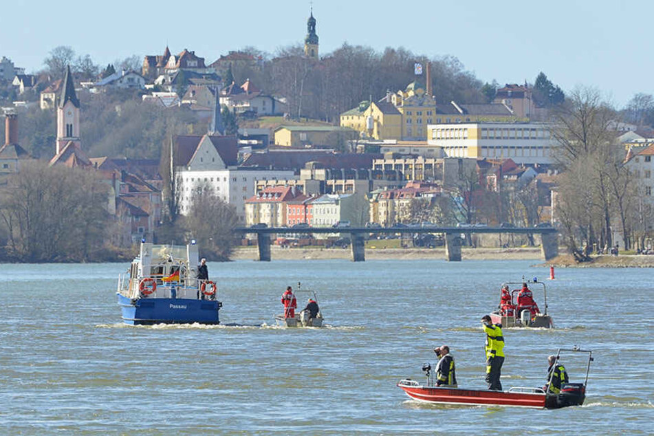 Einsatzkräfte mit Booten suchen in Passau auf der Donau nach einem versunkenen Fahrzeug.